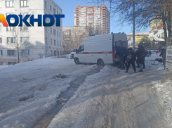 Застрявшую в канализационном потопе скорую пришлось толкать прохожим в Волгограде