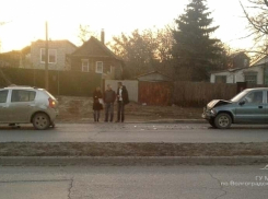 Два человека отправились в больницу после столкновения Kia и Renault в Волгограде 