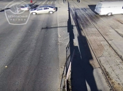 Чудесное спасение волгоградки в сантиметре от летевшей иномарки попало на видео