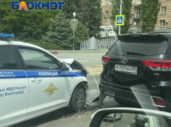 Машина полиции разбилась в центре Волгограда 