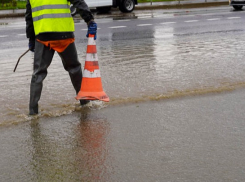 Прорыв трубопровода на Иртышской оставил волгоградцев без воды