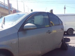 От мощного удара о внедорожник у Nissan оторвало заднюю часть в центре Волгограда 