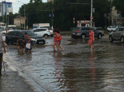 После короткого ливня центр Волгограда «поплыл» вместе с пешеходами и авто