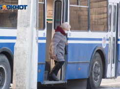 На двери-тиски в троллейбусе №9 в Волгограде пожаловалась пассажирка