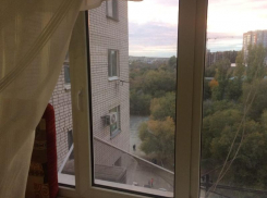 Один дома: волгоградская полиция разыскивает мать, бросившую своего ребенка в закрытой квартире