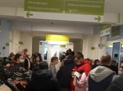 Ребенок потерял сознание в адской очереди в поликлинике в Волгограде