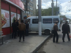 В центре Волгограда маршрутка врезалась в остановку 