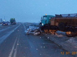 Под Волгоградом водитель иномарки врезался в грузовик: пострадали двое