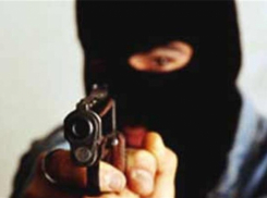 В Урюпинске двое в масках с ружьем ограбили заправку на 170 тысяч