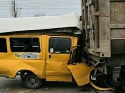 Маршрутка №15С с пассажирами на скорости протаранила грузовик в Волгограде