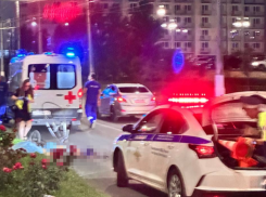 Момент наезда КАМАЗа на волгоградского реставратора попал на видео