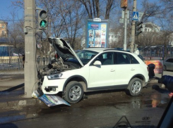 В Волгограде 20-летняя автоледи на Audi врезалась в столб