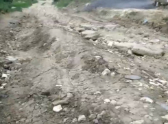 После каждого дождя сходит слой асфальта на дороге, - волгоградка