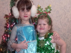 Сахновы Валерия и Полина в конкурсе "Лучший детский новогодний костюм - 2019"
