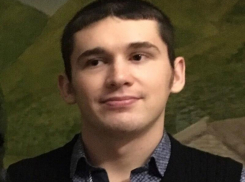 Плачущий отец ищет своего бесследно исчезнувшего сына в Волгограде