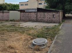 Ребенок рухнул в открытый люк в Волгограде