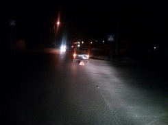 На юге Волгограда автоледи на ВАЗ-2106 сломала руку и ногу пешеходу 