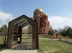 Позором праздничного Волгограда назвали жители немытые остановки и разруху у храма