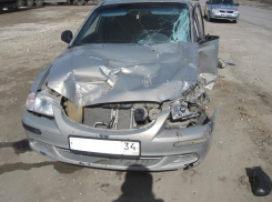 В Волгограде КамАЗ раздавил Hyundai Accent