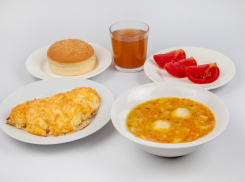 Школьников Волгограда будут кормить морковкой по-корейски и митболами