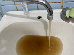 Вода цвета тухлого компота полилась из кранов на юге Волгограда 