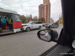 Трамвай смял Range Rover в Волгограде
