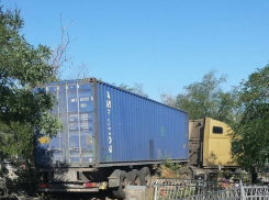 В Волгограде фура влетела на кладбище и снесла памятники