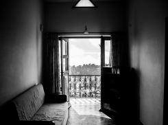 Волгоградец выпал из окна 8 этажа в Тракторозаводском районе