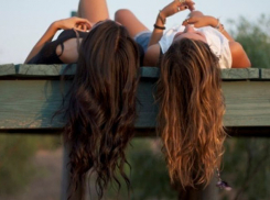 Ради спасения подружки-убийцы девушка выбросила нож в сельский туалет в Волгоградской области