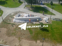 Гора мешков с песком стала фундаментом в новом сквере: волгоградцы критикуют сомнительный ремонт