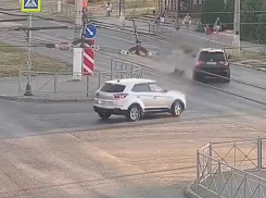Сбил как кеглю: шок-наезд BMW на пешехода на «зебре» в Волгограде попал на видео 