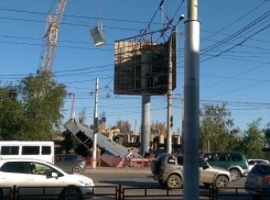 В Волгограде при демонтаже рухнул 12-тонный рекламный щит