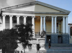 Тогда и сейчас: здание музтеатра в Волгограде, где гремели балы и свадьбы