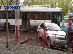 В Волгограде на Рабоче-Крестьянской грузовик врезался в троллейбус с пассажирами 