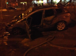 В Волгограде лихач за рулем  Mazda протаранил бордюр и отлетел в ограждение 