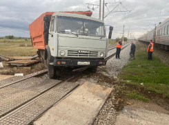 Пассажирский поезд въехал в КамАЗ в Волгоградской области
