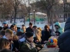 Волгоградцы зажгли свечи и возложили цветы в память погибших в кемеровском ТЦ