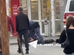 Неадекват с ножом кинулся на юношу на Юбилейном в Волгограде — видео 