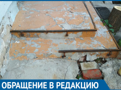 Куски арматуры впиваются в ноги жильцов во дворе дома на западе Волгограда