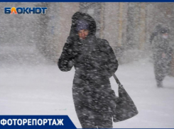 Сильный снегопад заметает улицы Волгограда: черноморский циклон в объективе фотографа