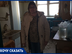 Чиновники заставляют волгоградку жить в доме без воды и тепла, не отдавая ключи от нового жилья: видео