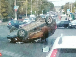 Иномарка перевернулась на крышу на севере Волгограда 