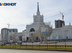 В Волгограде «спилили» напечатанные на баннере кусты