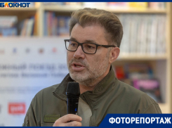 «Ради него прогуляла работу»: Олег Рой вызвал переполох в книжном магазине в Волгограде