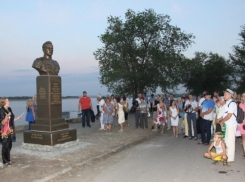 Набережную на юге Волгограда очистят от крестов и переустановят памятник герою войны