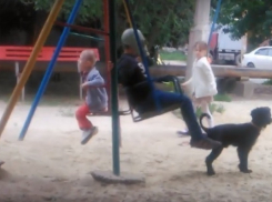 В Волгограде сняли на видео гуляющую в противогазе девочку