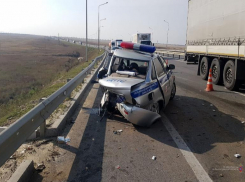 Водитель на Volvo протаранил машину ДПС под Волгоградом