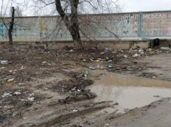 В мусорную свалку превратили конечную 55-го автобуса водители в Волгограде