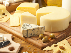 Двое заводчан воровали с работы сыр коробками в Волгоградской области