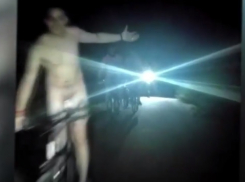 Голые велосипедисты с носками на половых органах попали на видео в Волжском